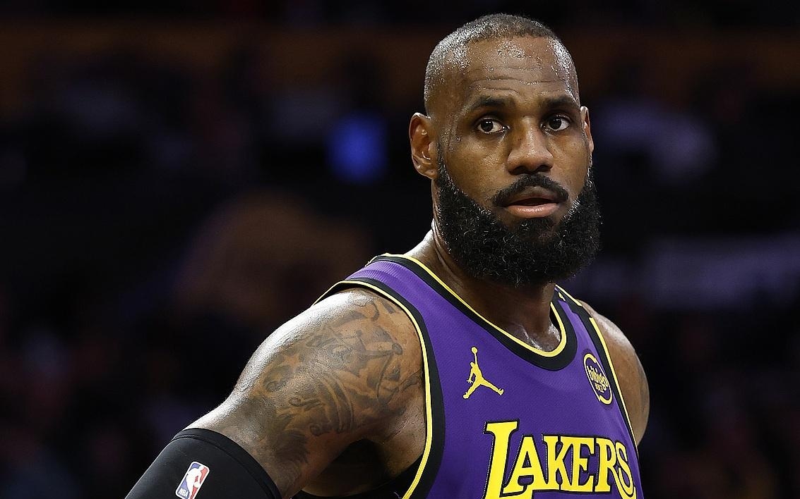 他在举重赛 他在举重赛