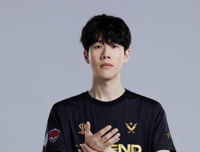 哈兰德登陆英超前三个赛季进球均30+，上位做到的球员是范尼.